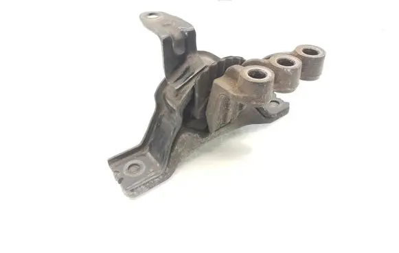 Chevrolet Captiva Engine mount bracket