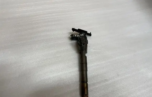 Opel Insignia A Fuel injector 0445110423