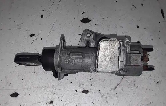 Volkswagen PASSAT B5 Ignition lock 4B0905851C