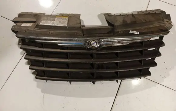 Chrysler Grand Voyager IV Front grill 