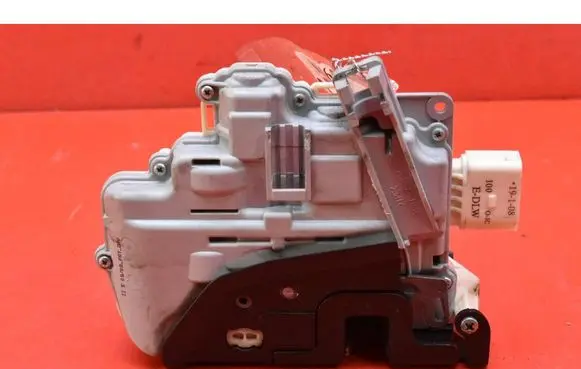Seat Altea XL Front door lock 1P1837015