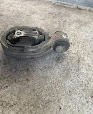 Nissan Juke I F15 Engine mount bracket