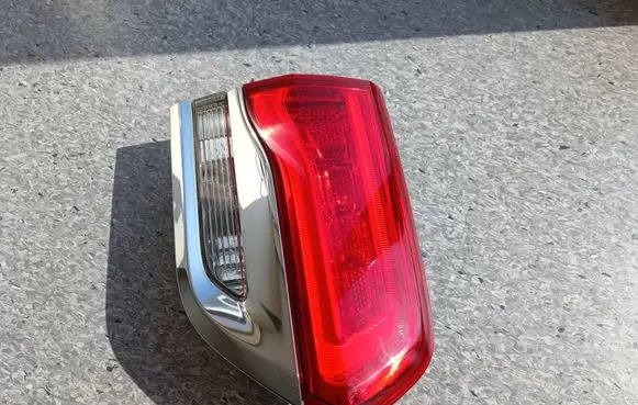 Jeep Grand Cherokee Tailgate rear/tail lights P68110047AC