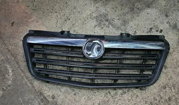 Opel Movano B Front bumper upper radiator grill 623109857R