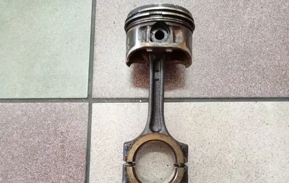 Renault Clio III Piston with connecting rod 69L34G803127