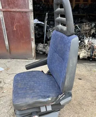 Iveco Daily 35.8 - 9 Front driver seat 
