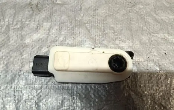 Nissan Qashqai J12 Radiator active air flap actuator 6477R1021