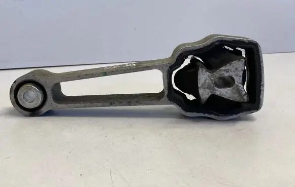 Volvo XC60 Engine mount bracket 30793322