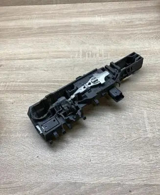 Nissan Primera Front door exterior handle/bracket 