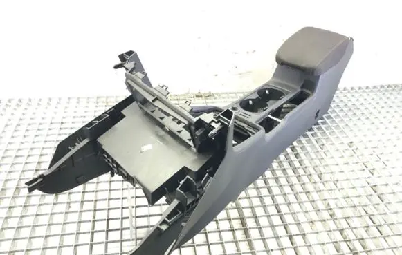 Volkswagen Golf VII Center console 