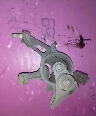 Toyota Avensis T270 Engine mount bracket