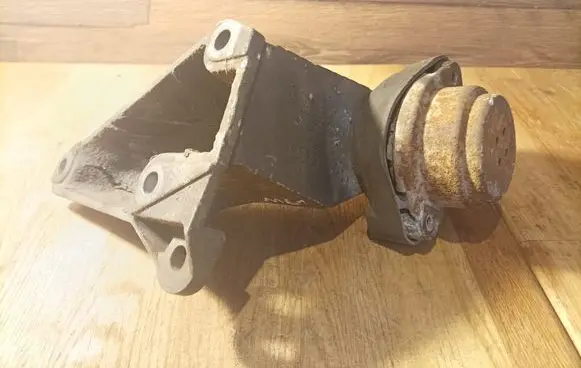 Audi A6 S6 C5 4B Engine mount bracket
