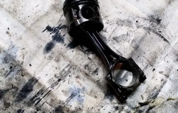 Volkswagen Touran I Piston with connecting rod