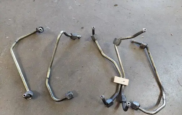 Volvo XC70 Fuel injector supply line/pipe 