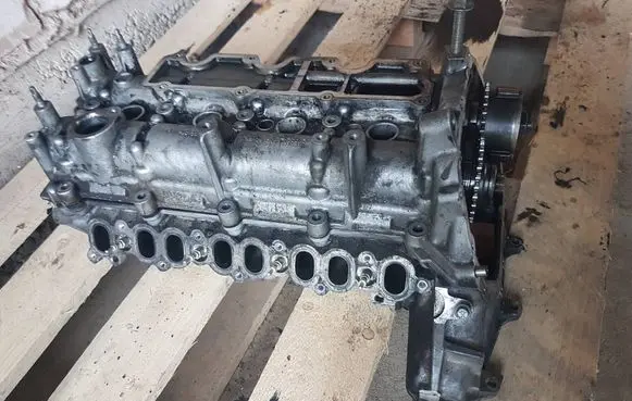 Jaguar F-Pace Engine head G4D36J011BB 3070418 D04YA