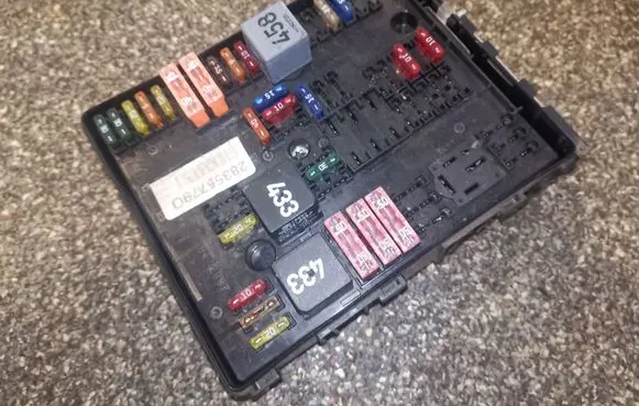 Volkswagen Golf V Fuse module 1K0937124K