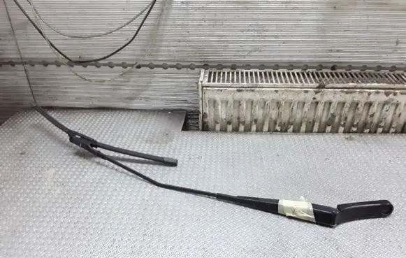 Windshield/front glass wiper blade