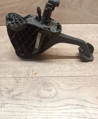 Volkswagen Touran II Clutch pedal 1T1721059DC 9500121501 7010112008