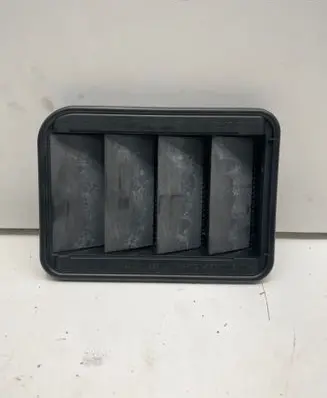 Quarter panel pressure vent