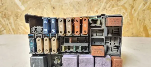 Renault Laguna II Fuse module 8200283134