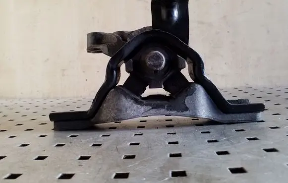 Opel Antara Engine mount bracket X04908