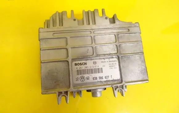 Volkswagen Golf III Engine control unit/module 030906027T 0261203613