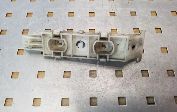 Suzuki Grand Vitara II Front bumper mounting bracket