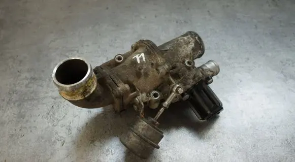Land Rover Discovery 4 - LR4 EGR valve 1045175S01