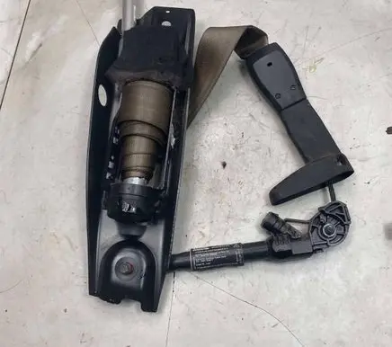 Volvo V70 Front seatbelt 39865064