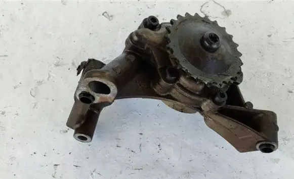 Volkswagen PASSAT B6 Oil pump 038115121C
