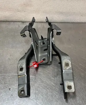 Engine bonnet/hood hinges