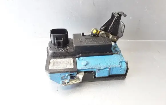 Volvo V70 Front door lock 30663042
