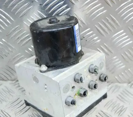 Volkswagen PASSAT B6 ABS Pump S118676028 16705712N
