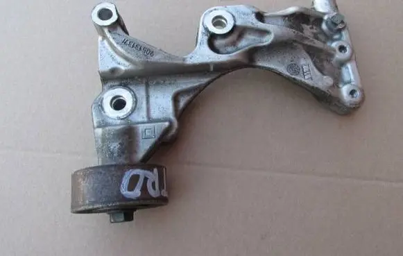 Dodge Nitro Generator/alternator bracket 90513137F