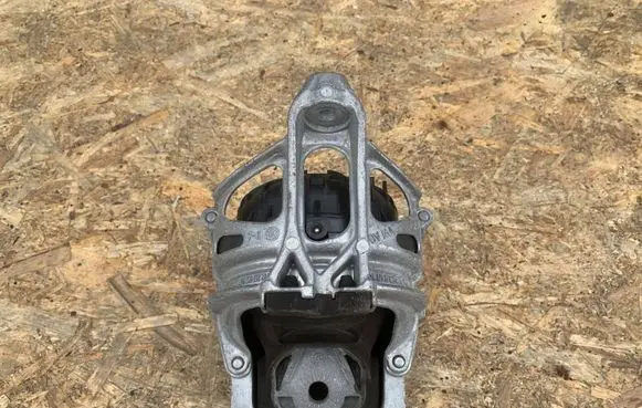 Audi Q7 4M Engine mount bracket 4M0199372M 9296