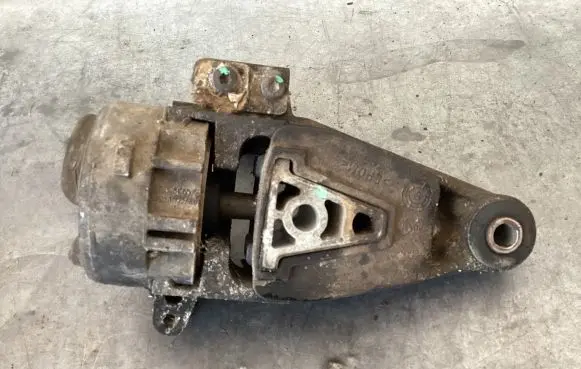 Peugeot 407 Engine mount bracket 320A241 26C64