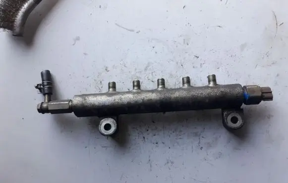 Nissan X-Trail T30 Fuel distributor 