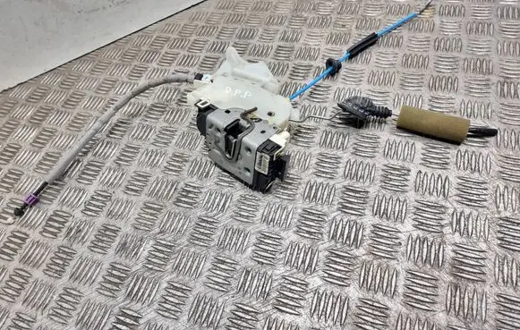 Mercedes-Benz E W212 Front door lock A2047201835