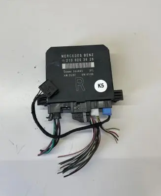 Mercedes-Benz E W210 Door control unit/module 2108203626