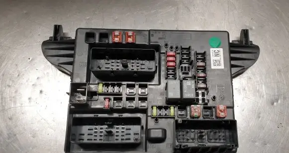 Opel Insignia A Fuse module 13277319