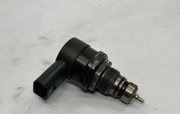 BMW 3 E90 E91 Fuel pressure regulator 7805733 13537805733 0281002481