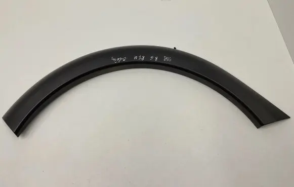 Rear fender molding trim