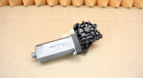 Mercedes-Benz C W204 Seat adjustment motor 0390203002 A0390203002