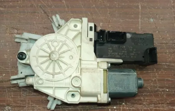 Peugeot 407 Front door window regulator motor 1137328126