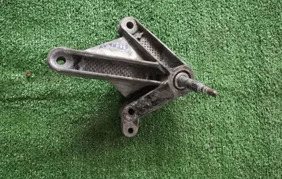 Dacia Sandero Engine mounting bracket 8200043084
