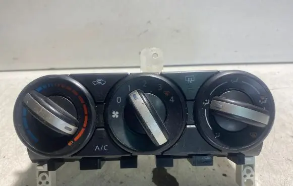 Nissan Qashqai+2 Climate control unit