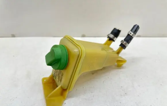 Volkswagen PASSAT B5 Power steering fluid tank/reservoir 8D0422373C