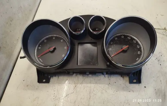 Opel Insignia A Speedometer (instrument cluster) 13327315