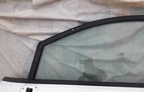 Honda FR-V Front door window glass four-door
