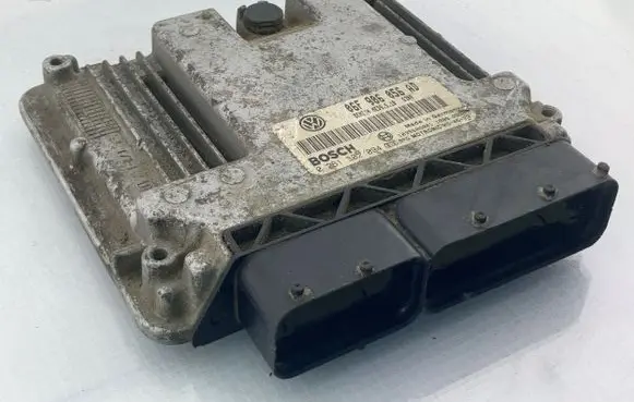 Volkswagen Golf V Engine control unit/module 06F906056AD 1039S06801 0261S02094